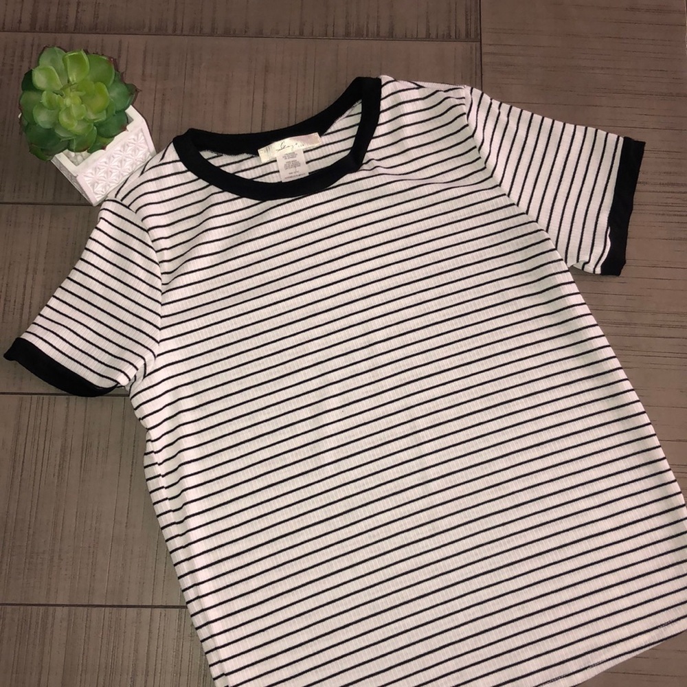 🟣BLACK AND WHITE STRIPED SHIRT SZ M 🟣